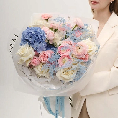 Зимний букет с ранункулюсами и гортензией